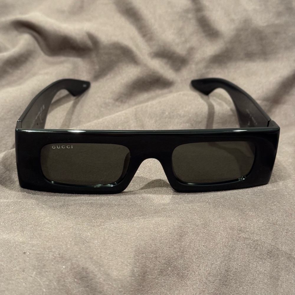 Gucci Authentic Sunglasses NIB Black w/Silver GG on Arms. - Picture 5 of 9